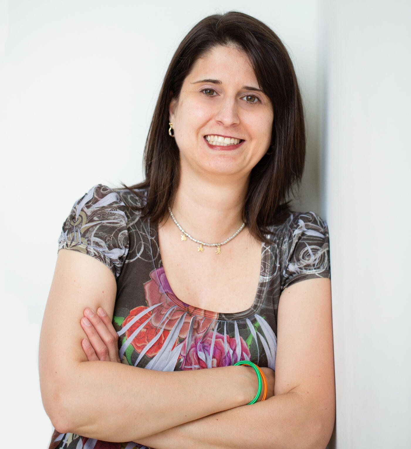 Picture of Julia Borgini, a woman leaning against a wall